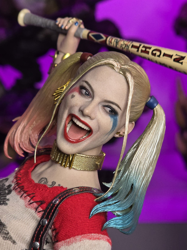 اکشن فیگور هات تویز هارلی کوئین کد MMS383 اورجینال مقیاس 1 به 6 از فیلم Suicide Squad با موهای دماسبی صورتی آبی و چوب بیسبال