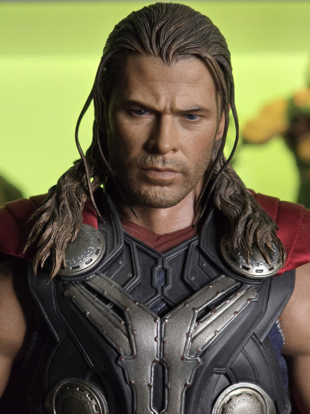 اکشن فیگور هات تویز ثور کد MMS306 اورجینال مقیاس 1 به 6 از فیلم Avengers Age of Ultron با چکش میولنیر و شنل قرمز